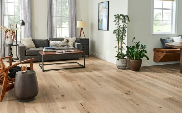 Penggunaan lantai kayu alami memberikan kesan hangat dan alami